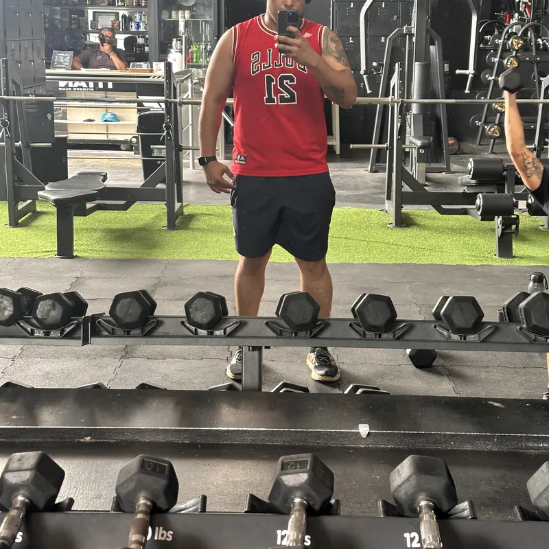 Jhosué entrenando en el gym