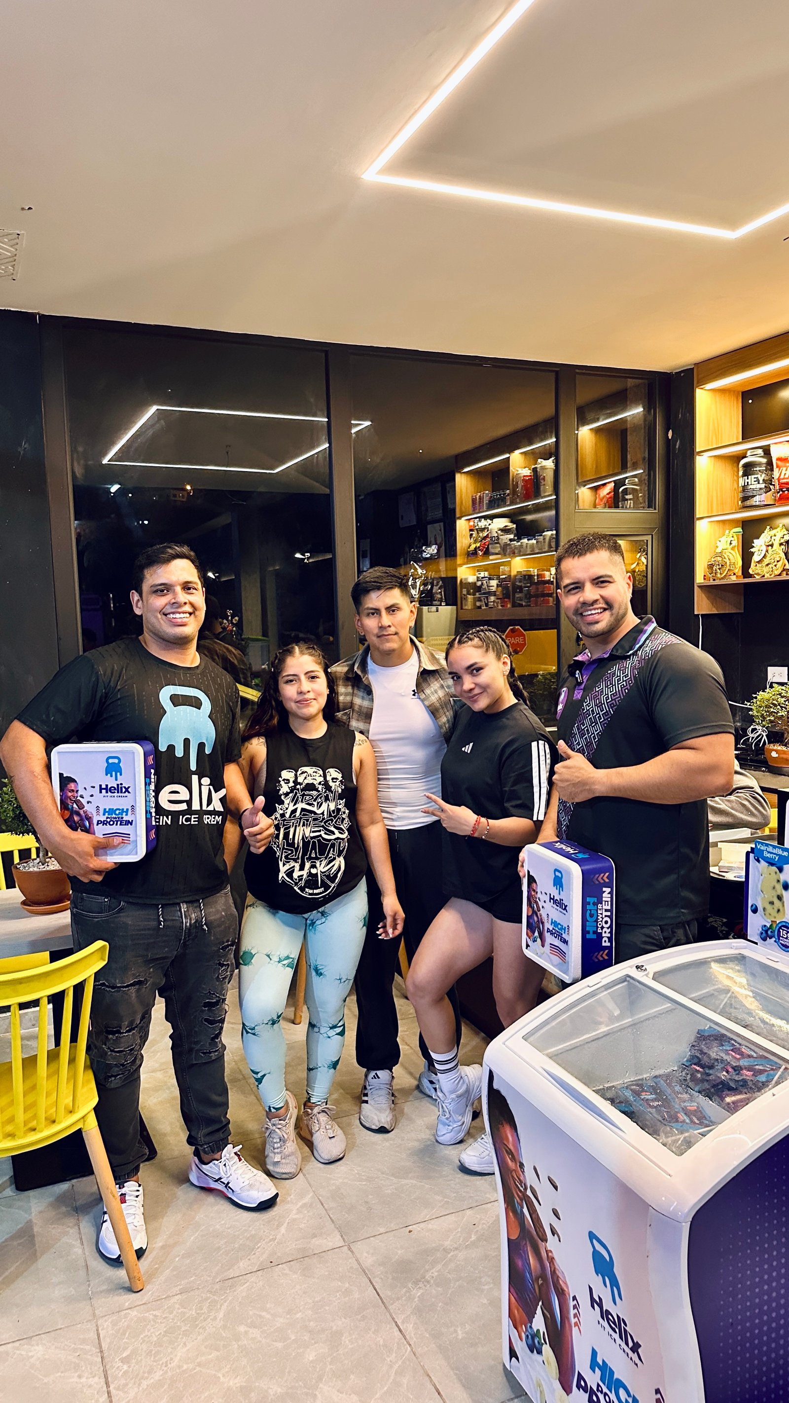 Jhosué Bonini, fundador de HELIX, con su equipo
